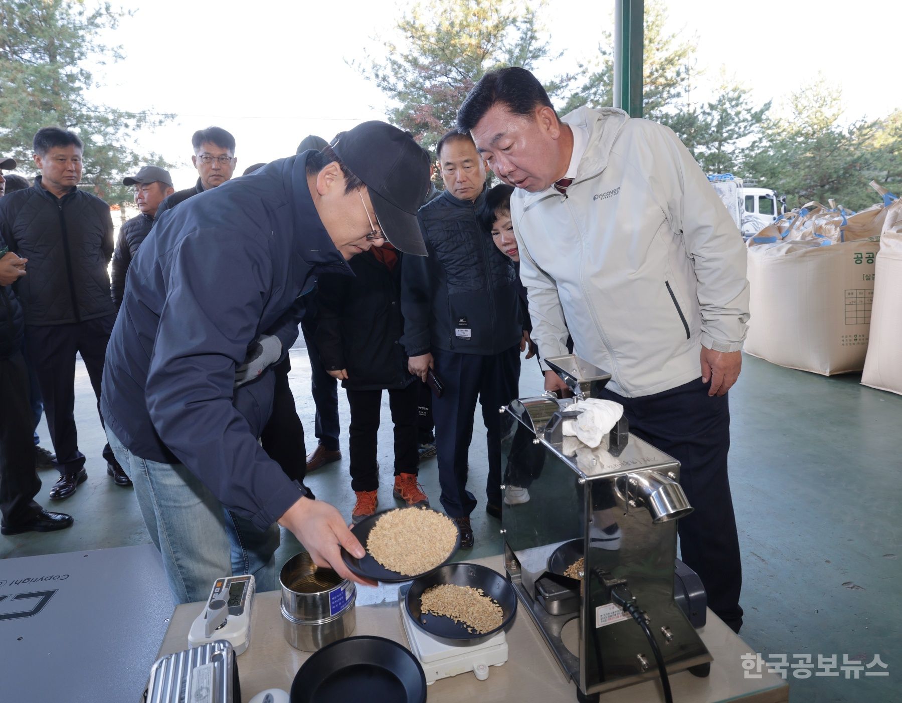 이범석 청주시장, 남일면 공공비축미 수매현장 방문 기사 사진