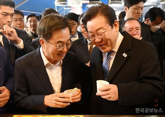 이재명-김동연, 수원 전통시장 동행...이재명"지역화폐 정책 필요" 김동연 "민생 위해 힘 합치자" 기사 사진