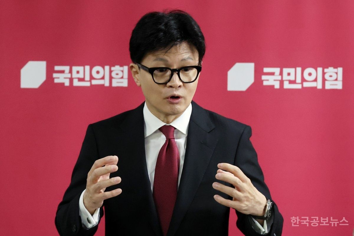 與 한동훈, 당원게시판 논란에 "불필요한 자중지란 빠질 일 아냐...당 대표로 잘 판단해 대응" 기사 사진