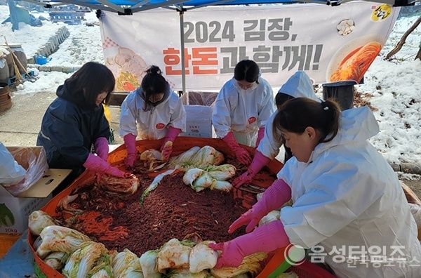 꽃동네 요셉의집, 5백포기 김장 · 한돈 수육까지 ‘풍성’ 기사 사진