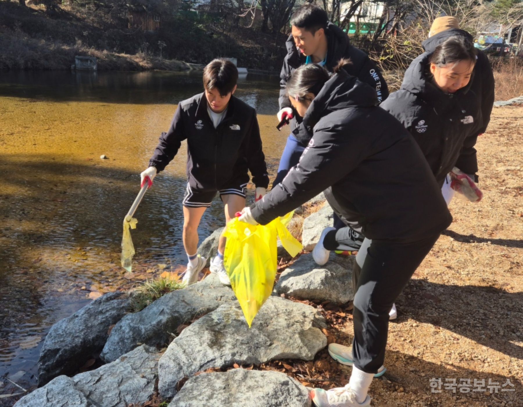 우슈 국가대표 선수단, 보은서 환경정화활동 펼쳐  기사 사진