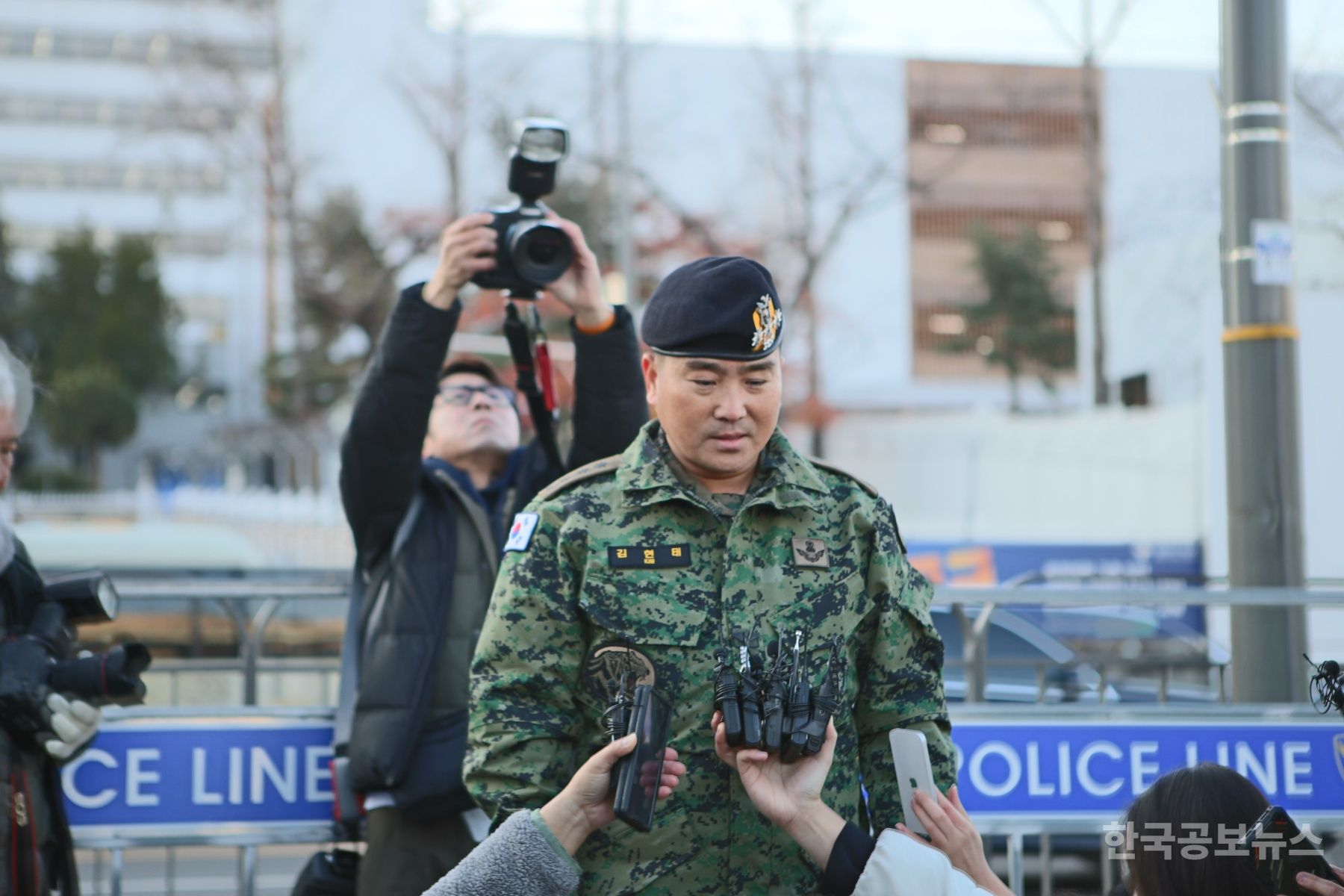 국민의 명령이다, "군인들이여, 고개를 들고 당당하라" 기사 사진