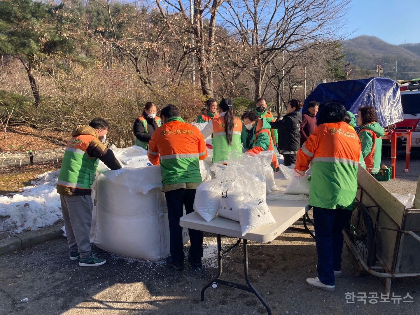 광주시 남한산성면 자율방재단, 제설 주머니 제작 기사 사진