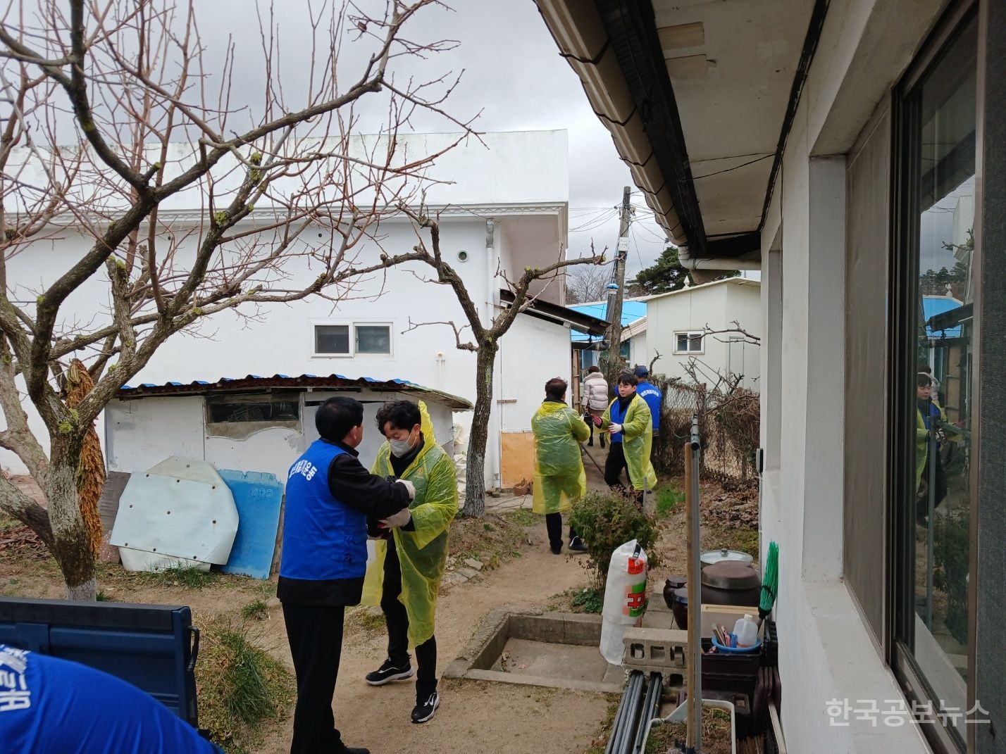  바르게살기운동 고성군협의회, 사랑의 연탄 나눔 봉사 펼쳐 기사 사진