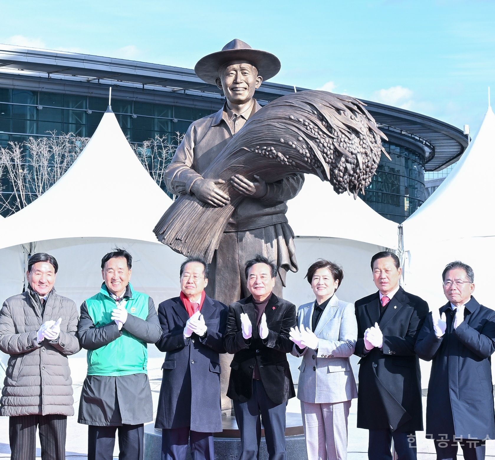 대구시,동대구역 박정희 광장에서 동상 제막식 개최 기사 사진