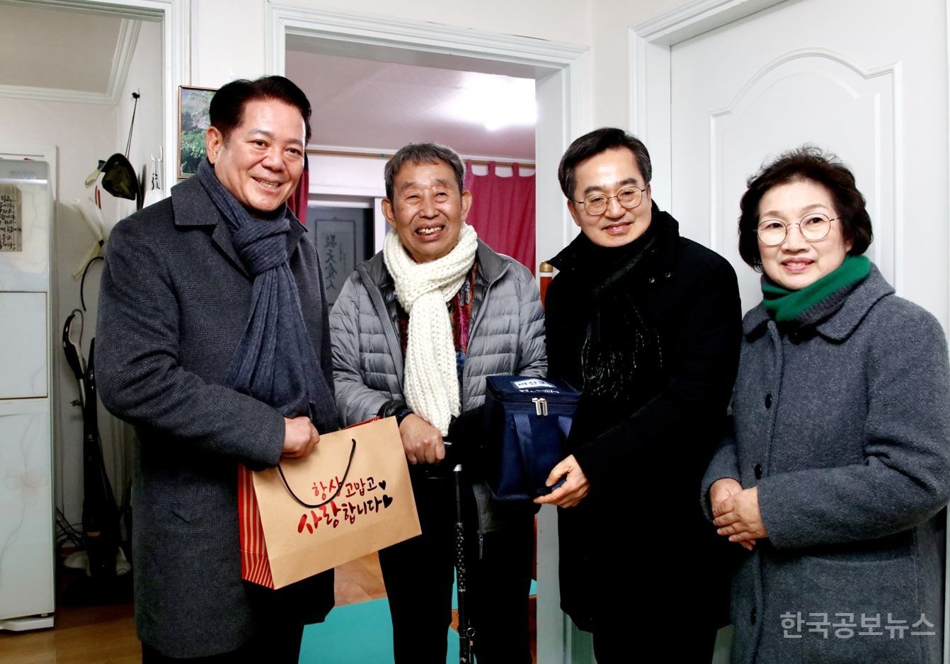 최대호 안양시장, 성탄절 앞두고 ‘따뜻한 도시락 배달’…재가노인 가정 방문 기사 사진