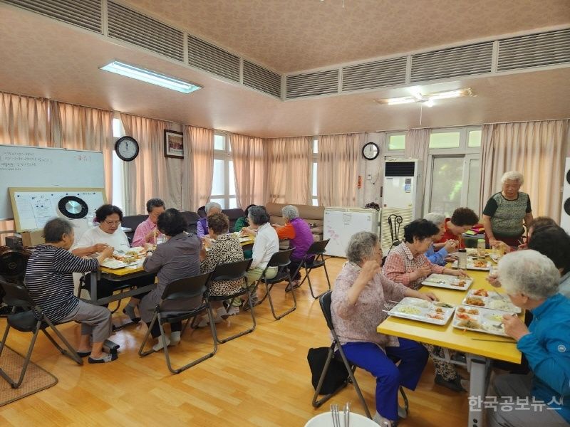 금천구, 경로당 주5일 중식 시행 6개월... 어르신들 만족도 높아   기사 사진