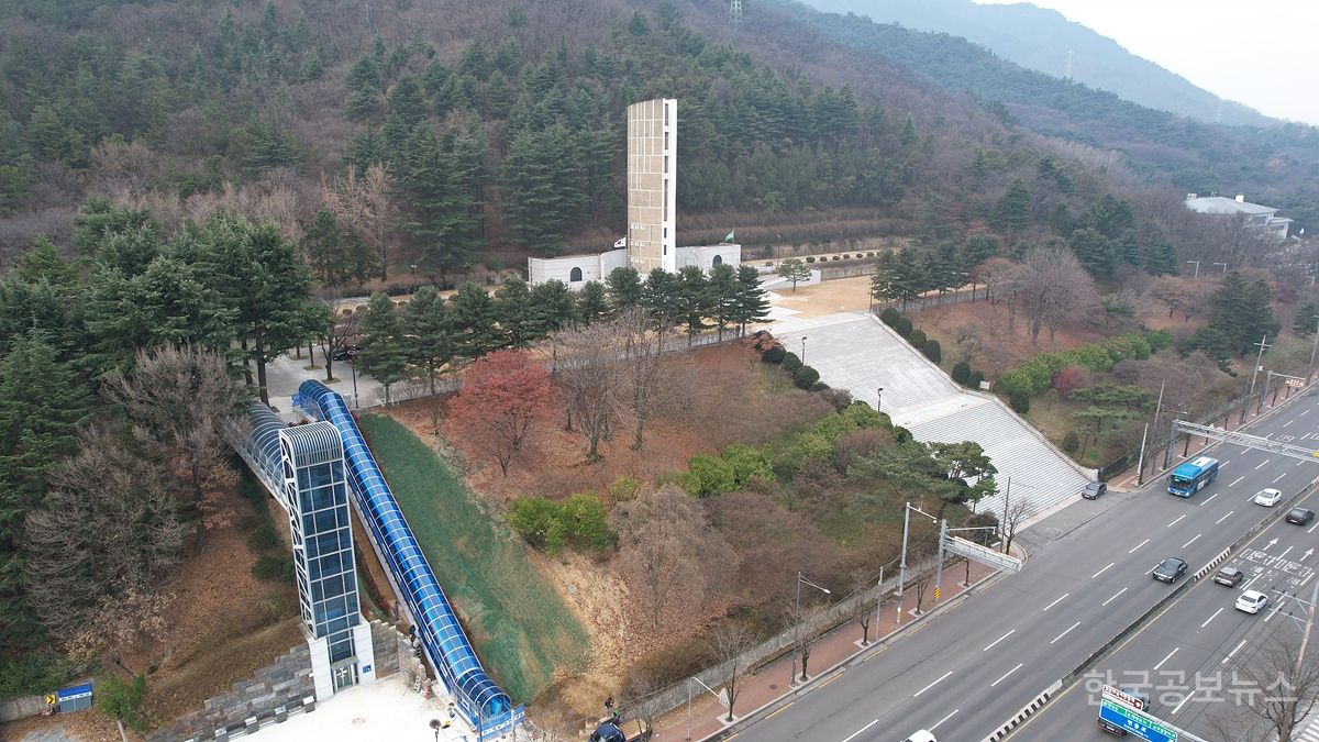 대구시,앞산 충혼탑 에스컬레이터 신년참배 행사부터 운행 개시 기사 사진