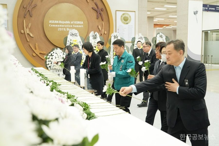 오은택 부산 남구청장 여객기 사고 희생자 합동분향소 참배 기사 사진