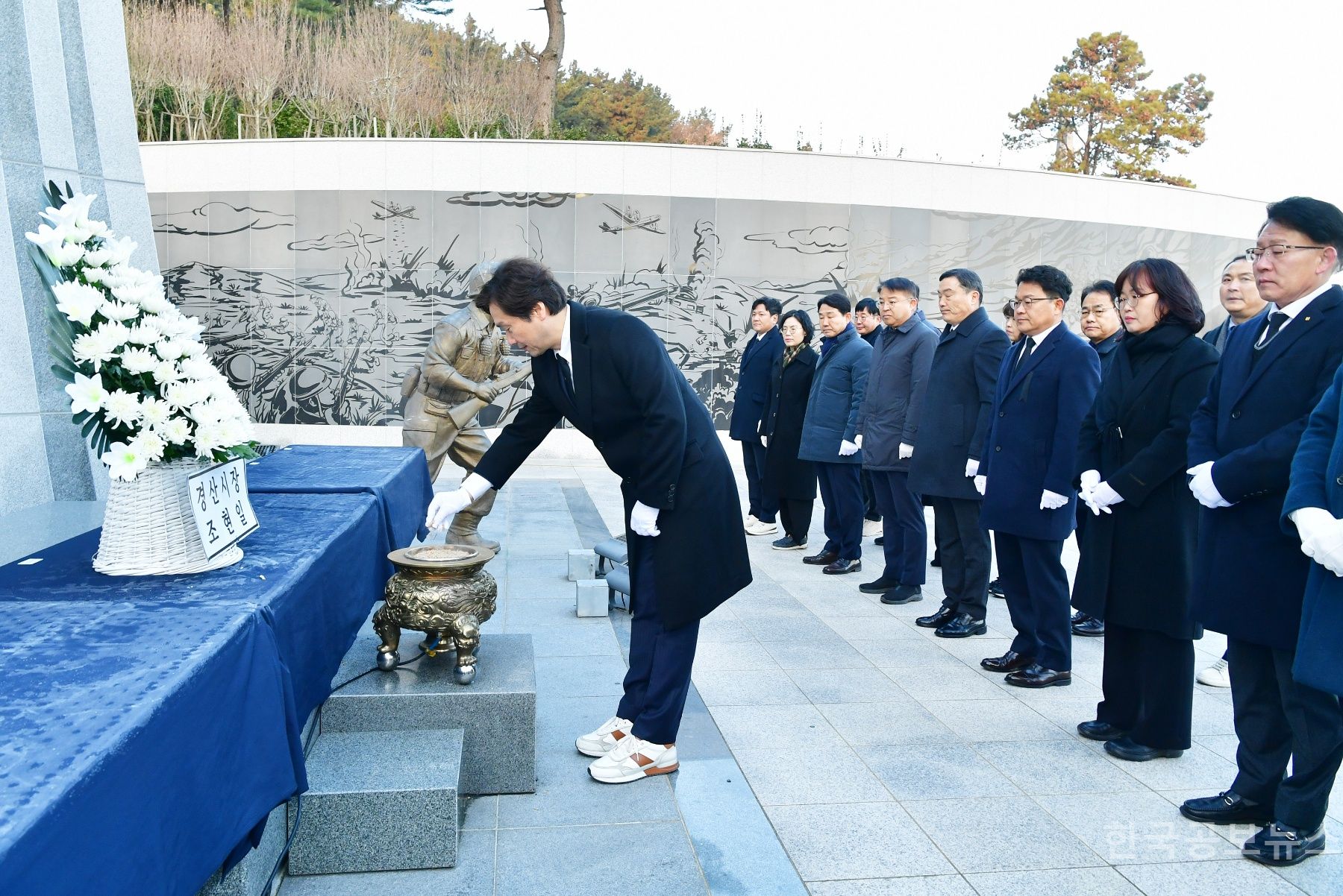 경산시, 충혼탑 참배로 2025년 새해 업무 시작 기사 사진
