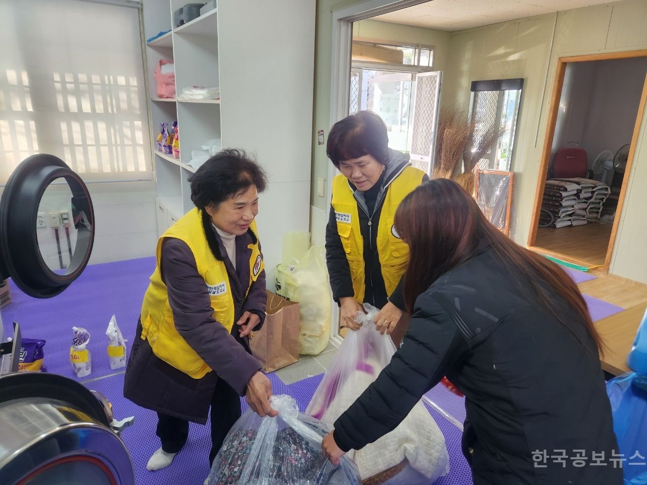 가조면 ‘우리동네 효 빨래터’, 재개 따뜻한 세탁 봉사 이어가 기사 사진