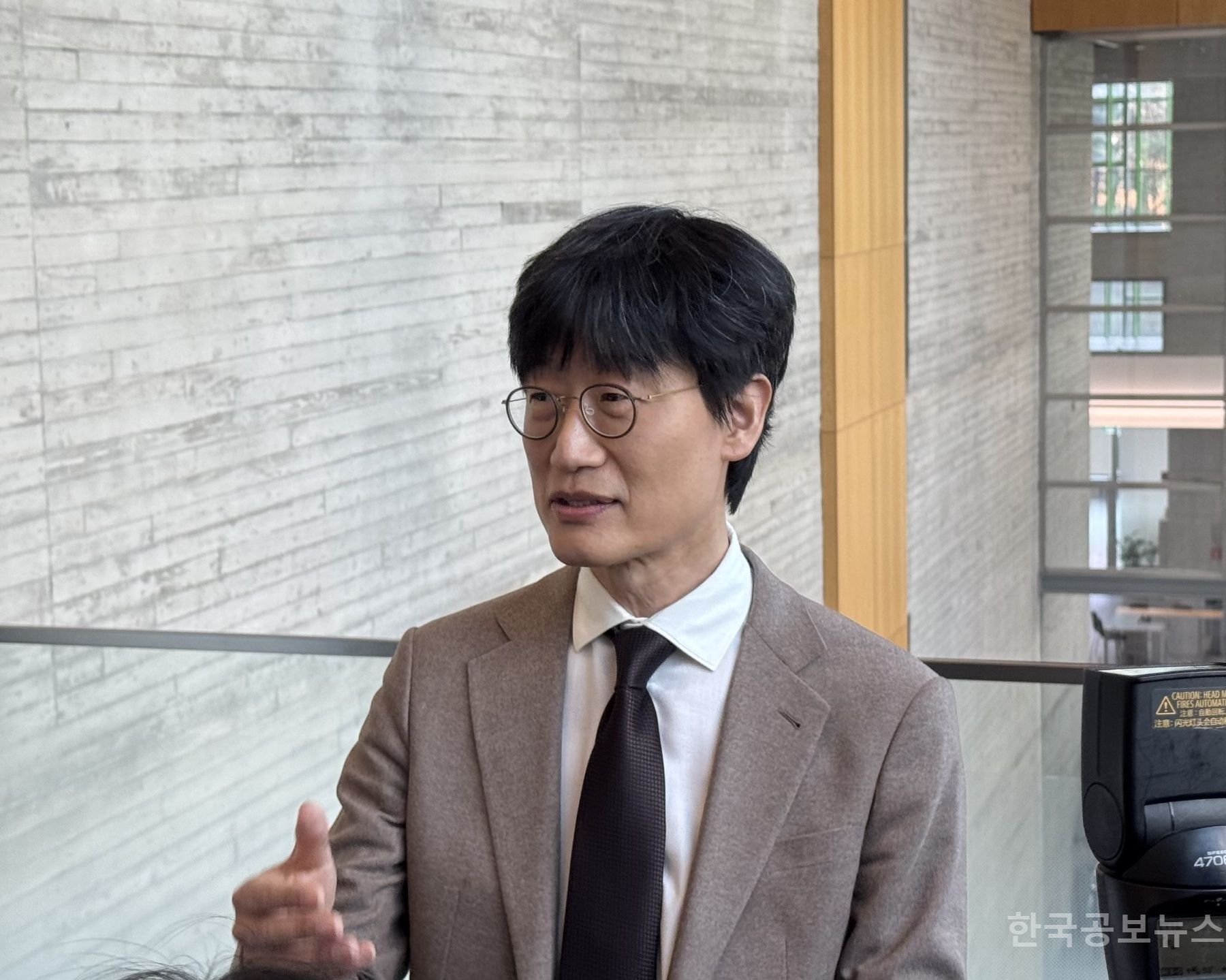 이해진 네이버 창업자  "전 세계 빅테크 AI 1~2개만 쓰는 현실, 슬픈 일"  기사 사진