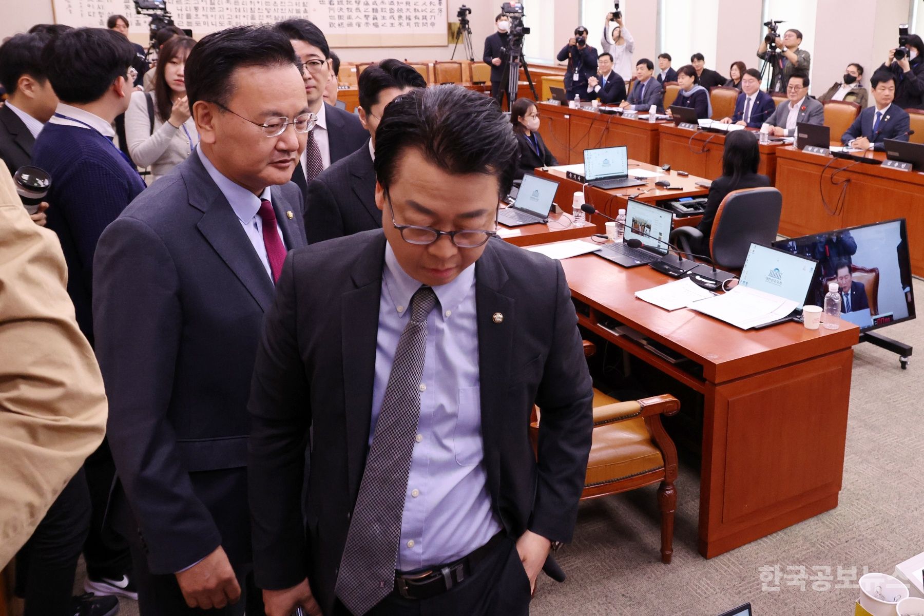 野 주도로 '尹 탄핵심판 신속선고 결의안' 국회 법사위 통과  기사 사진