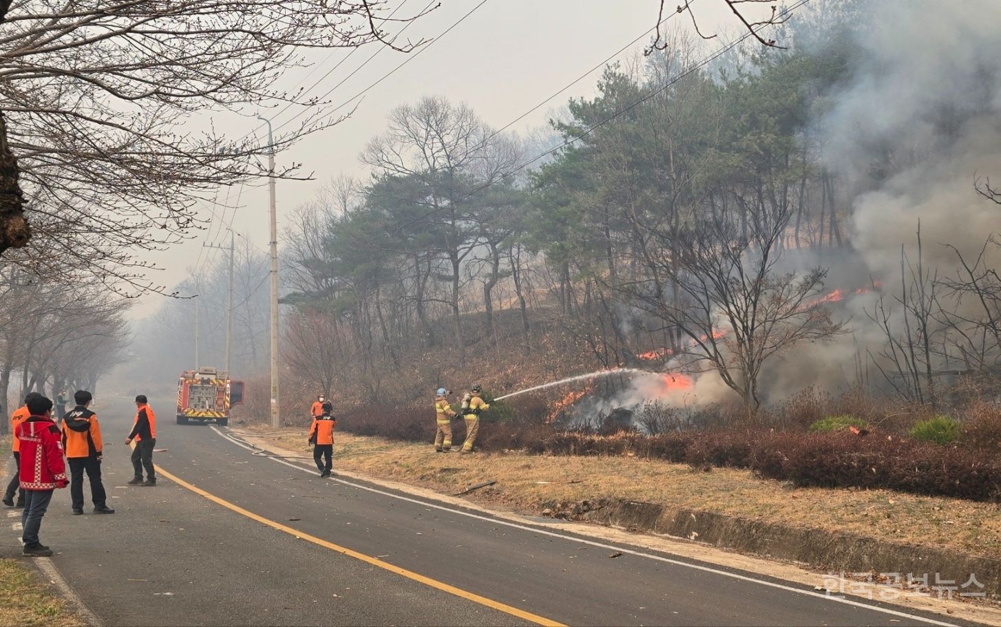 의성산불 진화 중 헬기 추락으로 조종사 숨져...모든 헬기 운항 중지 기사 사진
