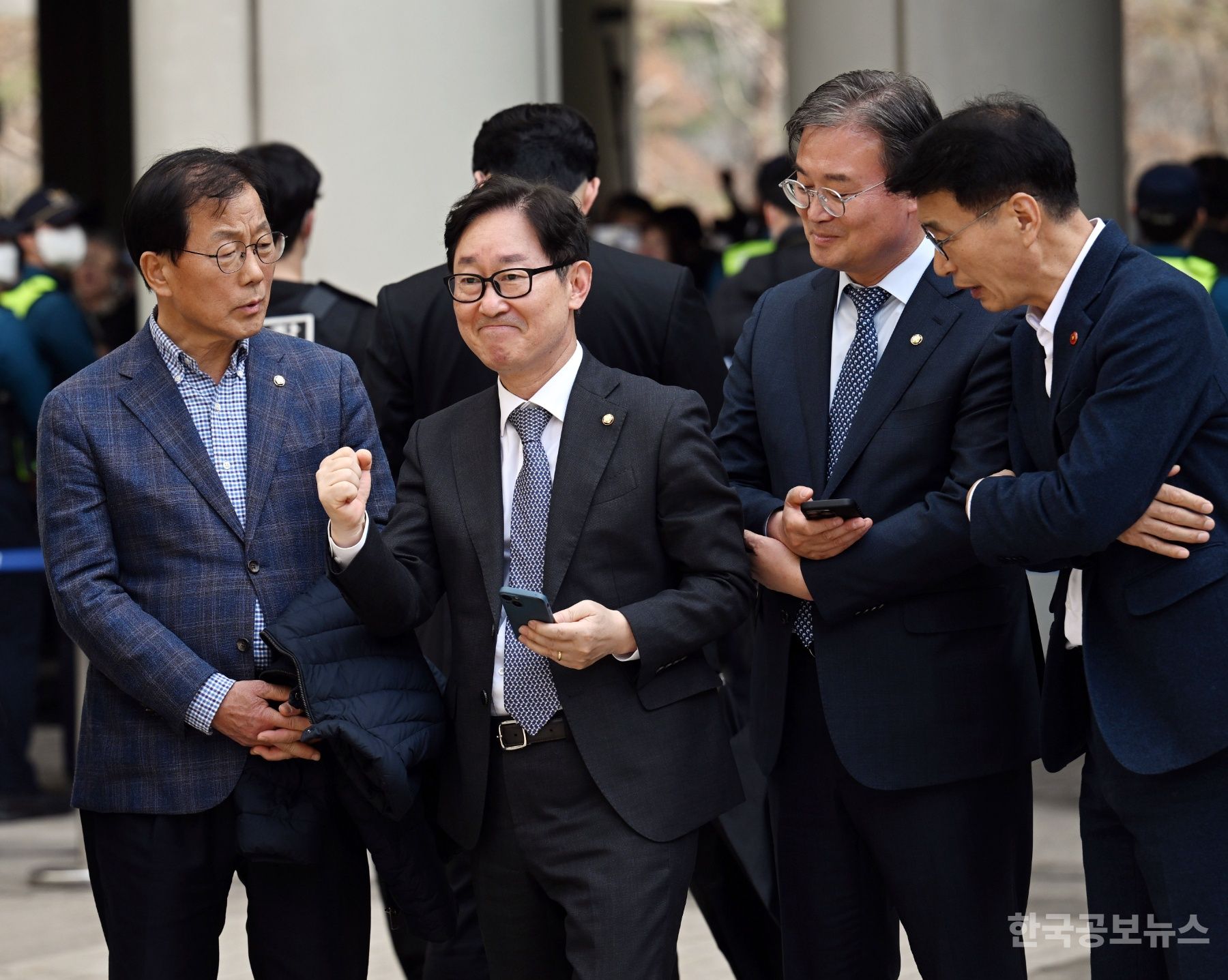민주당 '이재명 선거법 2심 무죄'에 "정의가 승리...검찰 상고 포기해야" 기사 사진