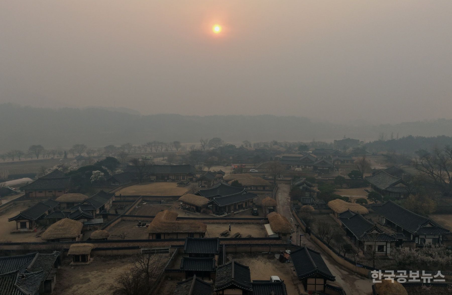 '역대 최악의 산불'에 사망자 계속 늘어 24명·부상 26명…대피 주민 2만7천여명 기사 사진