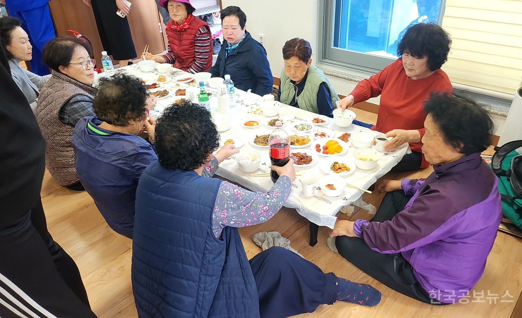 일송회, 일산진마을 어르신 식사 대접  기사 사진