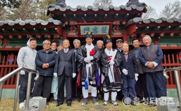 영상/ 음성향교 유림들, 추모행렬 … 신미양요 어재연 장군 ‘춘제향’ 기사 사진