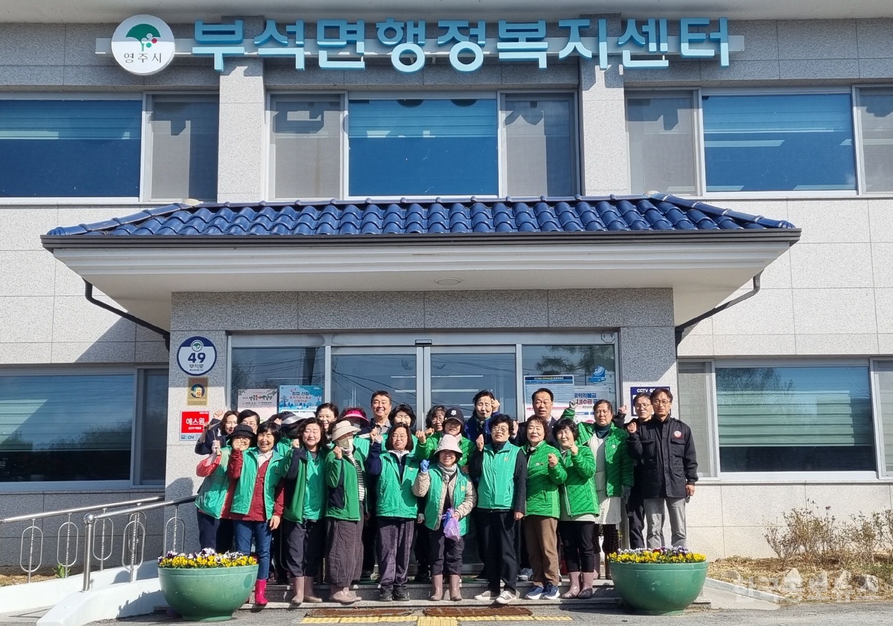 부석면 새마을부녀회, 꽃나무 식재 행사 실시 기사 사진