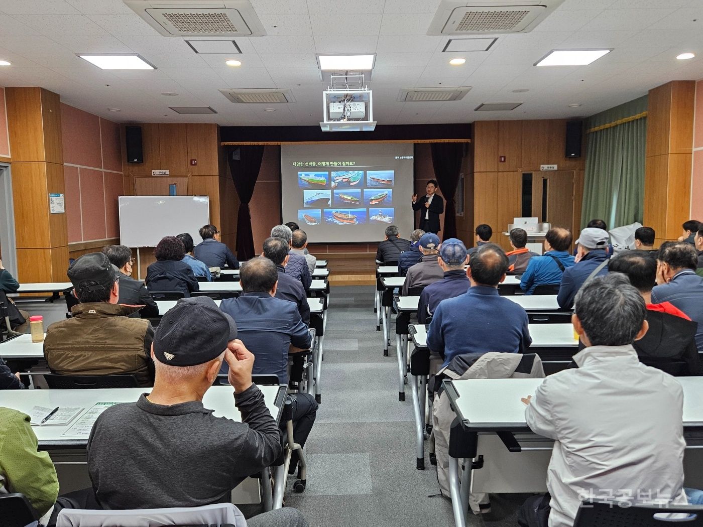 울산 동구 노동자지원센터, ‘조선산업의 경쟁과 미래’ 취업 특강 개최 기사 사진