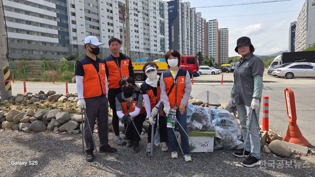황성동 자생단체들, ‘깨끗한 황성동 만들기’ 환경정비 활동 펼쳐 기사 사진