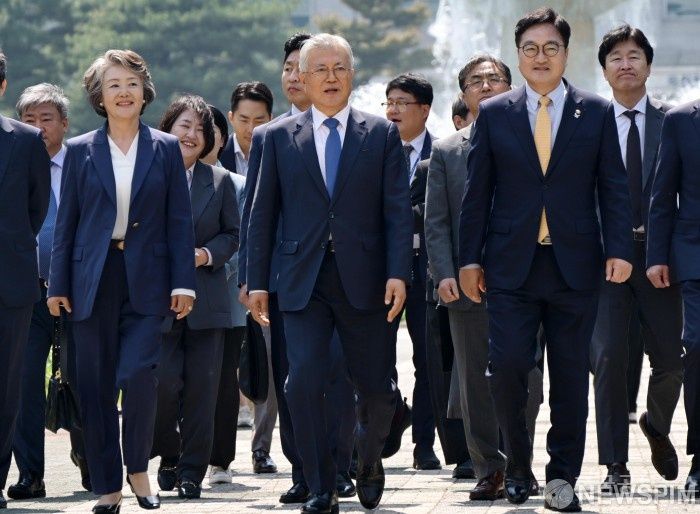 文 전 대통령 '뇌물 수수 혐의' 선거·부패 합의부 배당…재판장 이현복 기사 사진