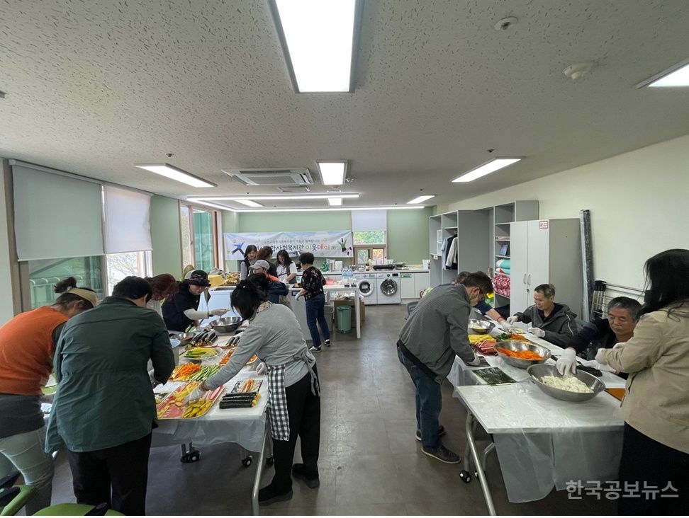 포천시종합사회복지관, 고립위기가구 대상 ‘뭉쳐야 산다 김밥데이’ 프로그램 진행 기사 사진