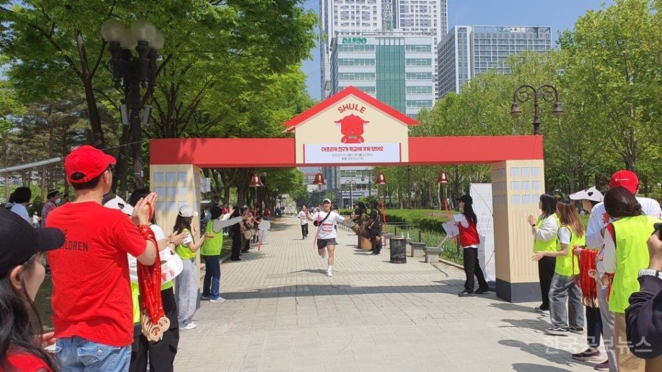 달리고 웃고 꿈꿔요…안양시, ‘마라톤 등’ 어린이날 행사 개최 기사 사진