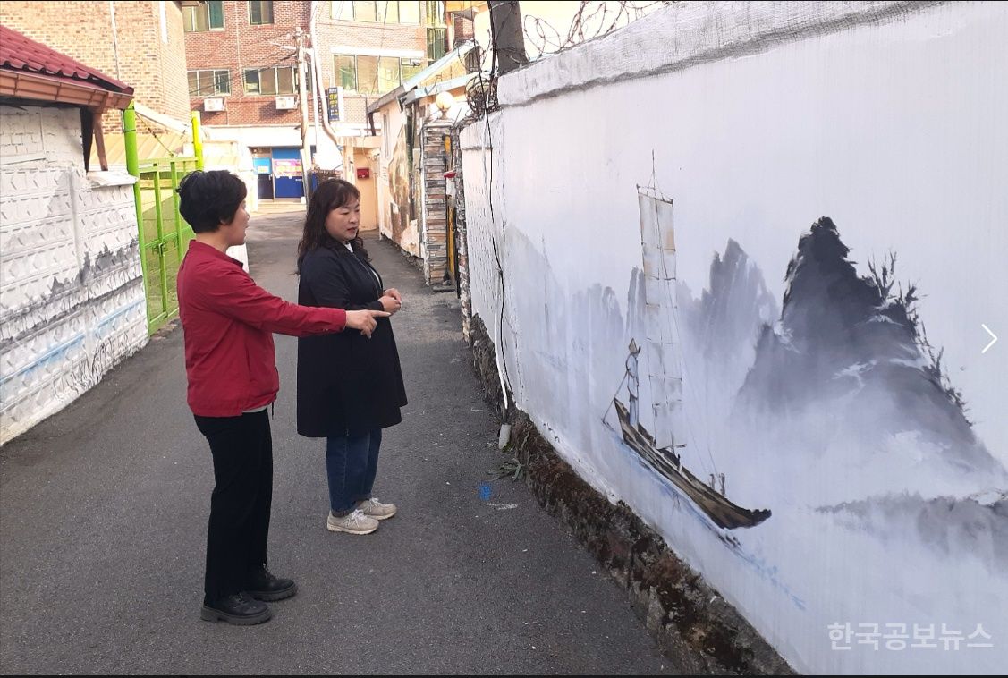 홍천읍여성의용소방대, 플로깅하며 진리벽화골목과 문화재 알린다 기사 사진