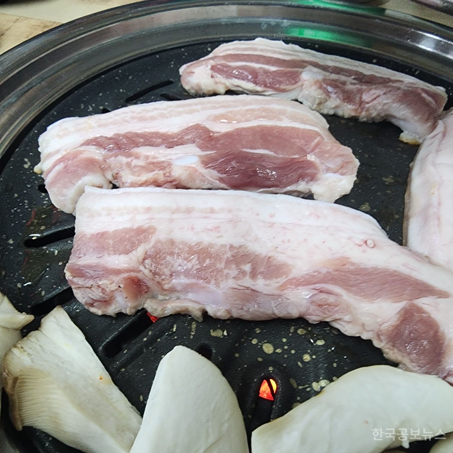 “삼겹살도 사치품?”…4월 물가 2.1% 상승, 고기·생선값 급등에 서민 밥상 ‘비상’ 기사 사진