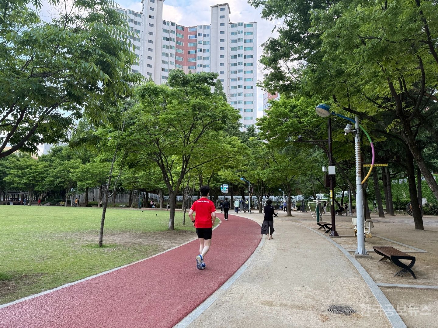 수성구, 화랑공원에 육상트랙과 맨발걷기길 조성… ‘슬로에이징’ 실천 공간 마련 기사 사진