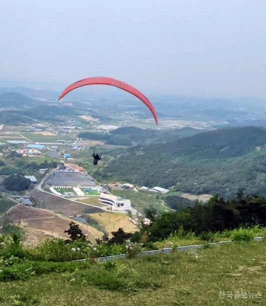 정읍 칠보산 하늘, 패러글라이딩 열정으로 수놓다…전국 대회 성료 기사 사진