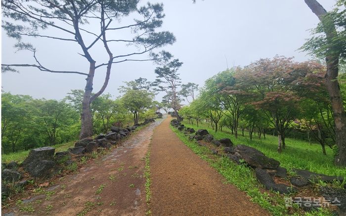 백마고지 전적비 명품숲 수목정비사업 실시 기사 사진