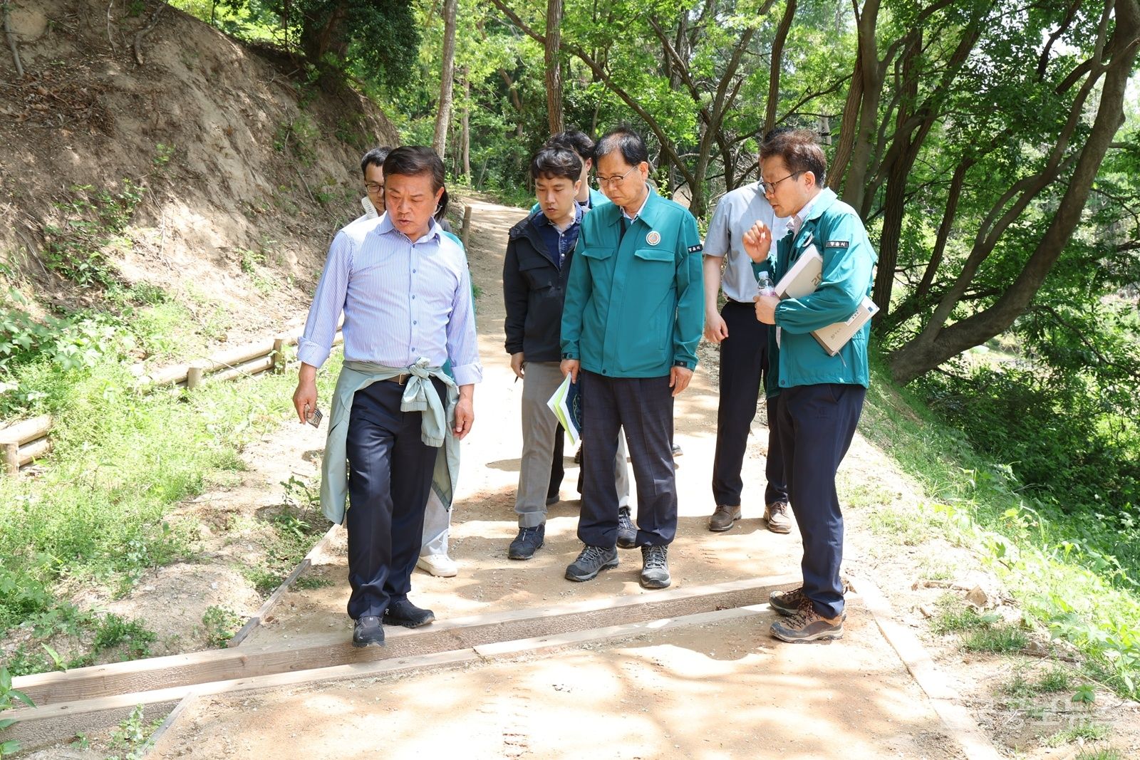 시민 발걸음 편안하게”… 이학수 정읍시장, 성황산 황톳길 세심한 정비 주문 기사 사진
