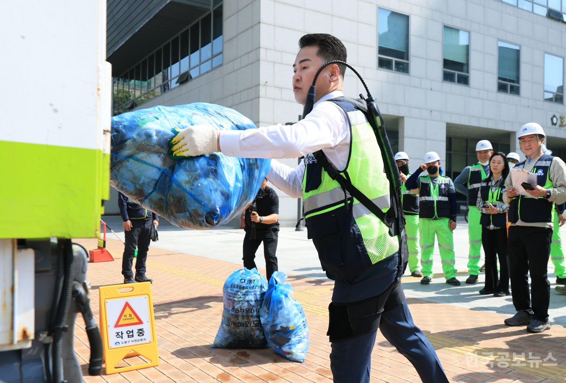 도봉구, 환경공무관 ‘입는 로봇’ 도입 속도 기사 사진