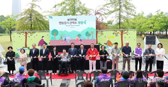 한밭수목원  황토·마사토길 따라 걷는 자연 친화 맨발 산책로 개장 기사 사진