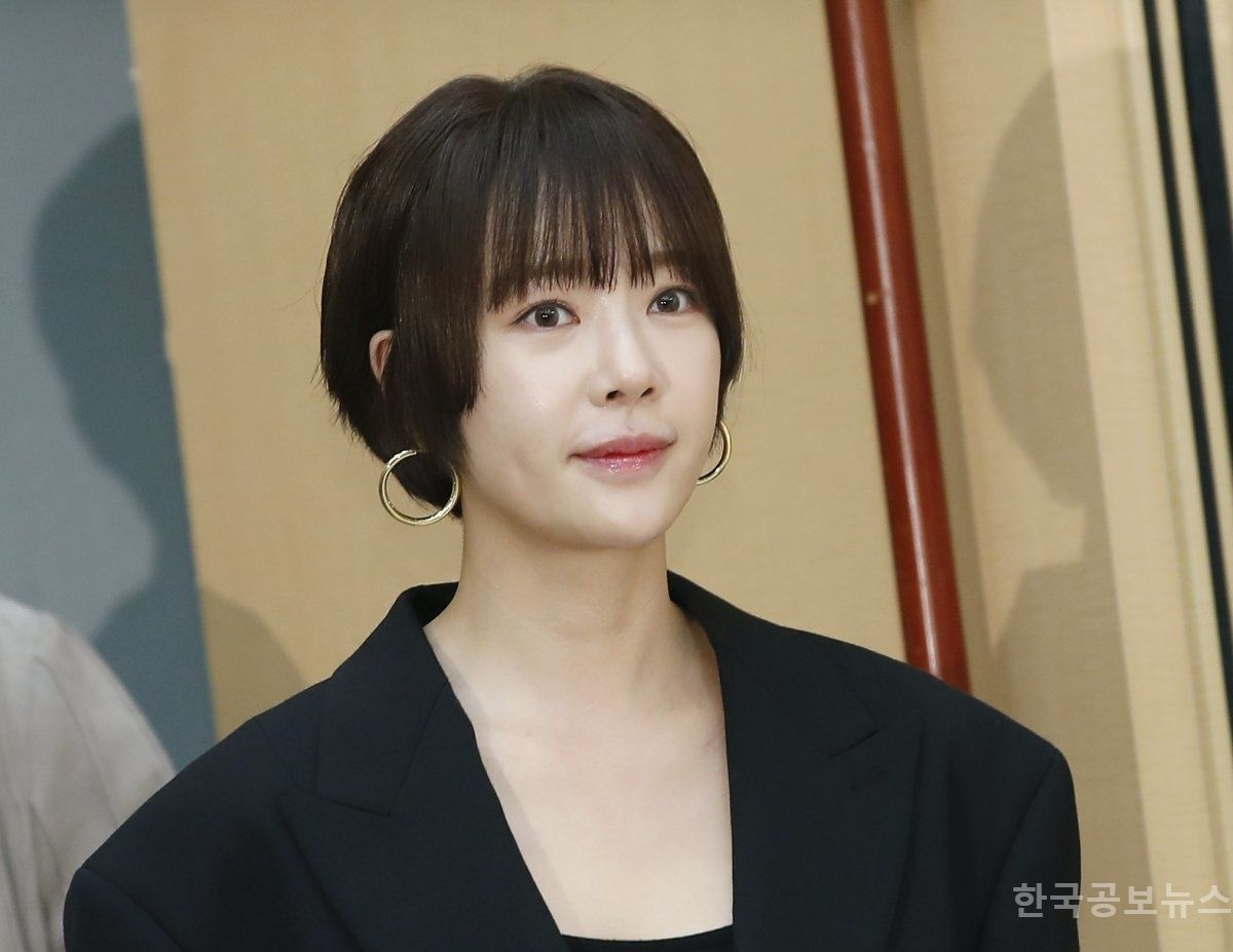 '회삿돈 43억 횡령' 황정음 "회사 키워보려고 코인 투자…심려 끼쳐 죄송" 기사 사진
