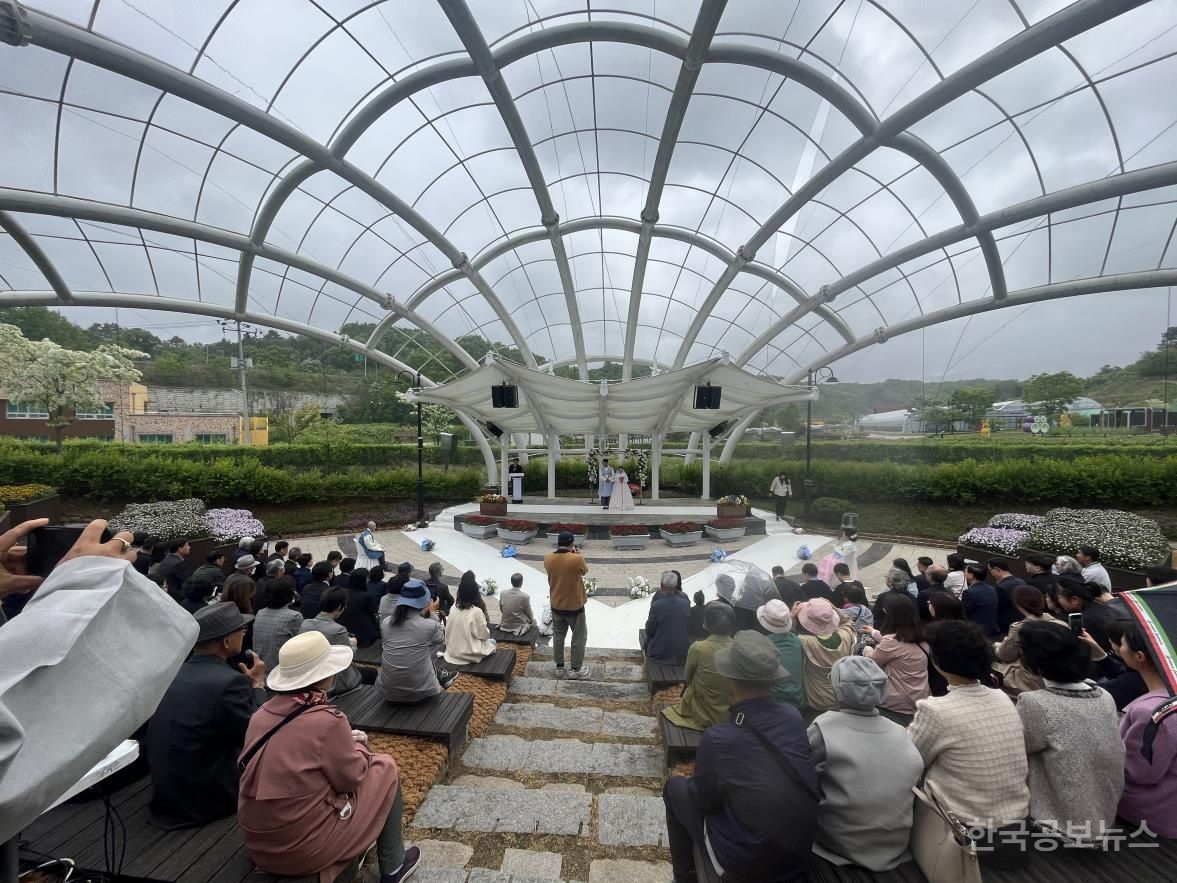 영동군 과일나라테마공원, 한 쌍의 특별한 결혼식 첫선 기사 사진