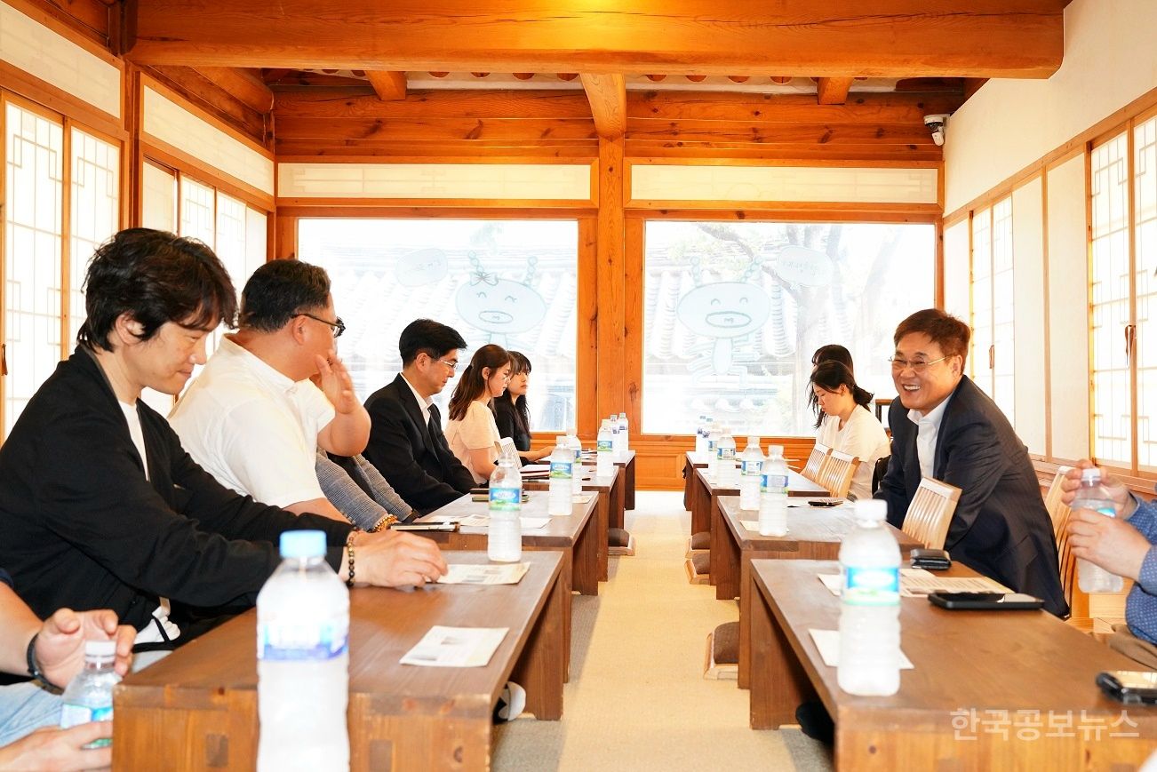 정문헌 종로구청장, 흰개미 피해 사진전 참석 기사 사진