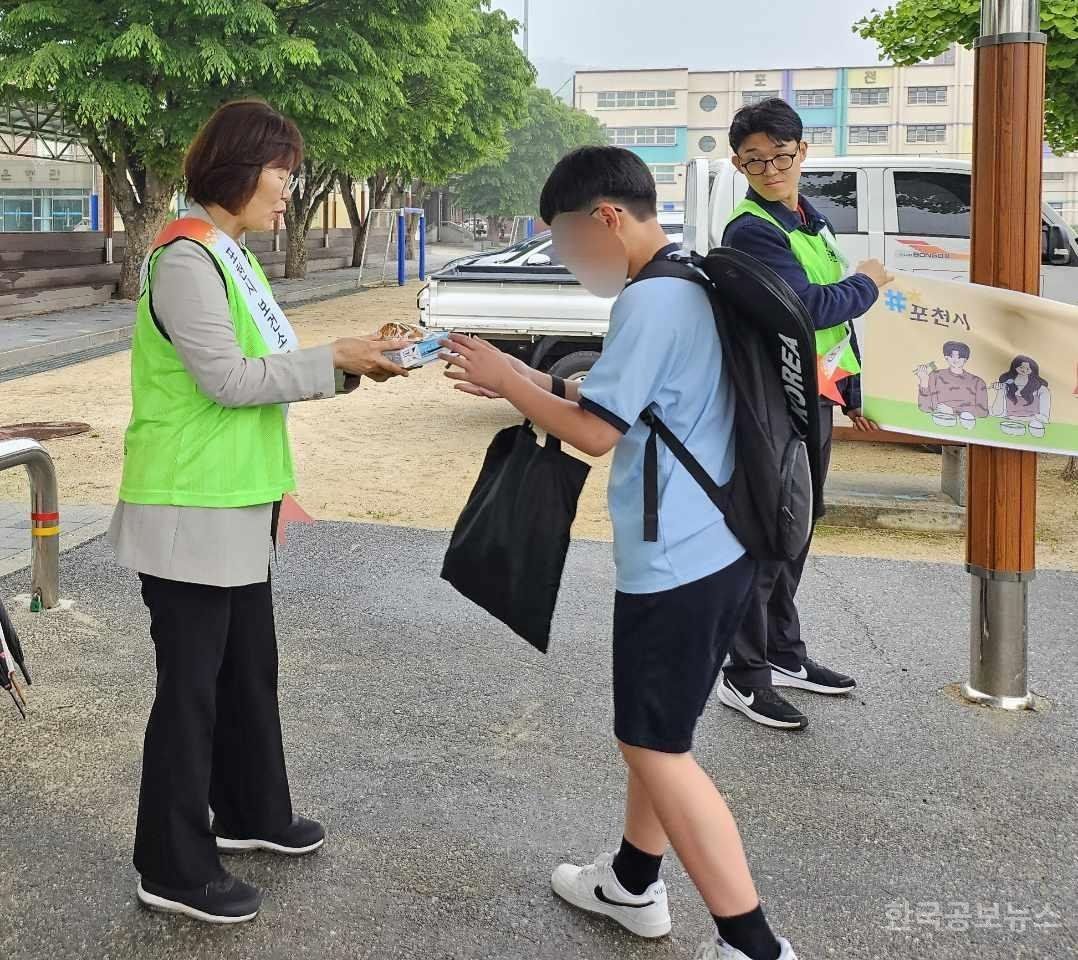 포천시보건소, 세계 금연의 날 맞아 포천중학교서 건강 캠페인 실시 기사 사진