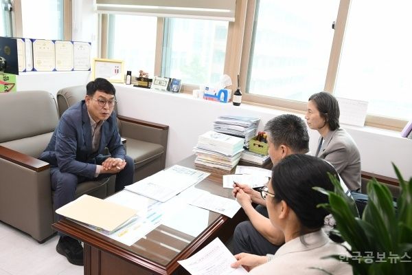 미추홀구의회 김태계 복지건설위원장, '돌봄통합지원법' 시행 대비 간담회 개최 기사 사진