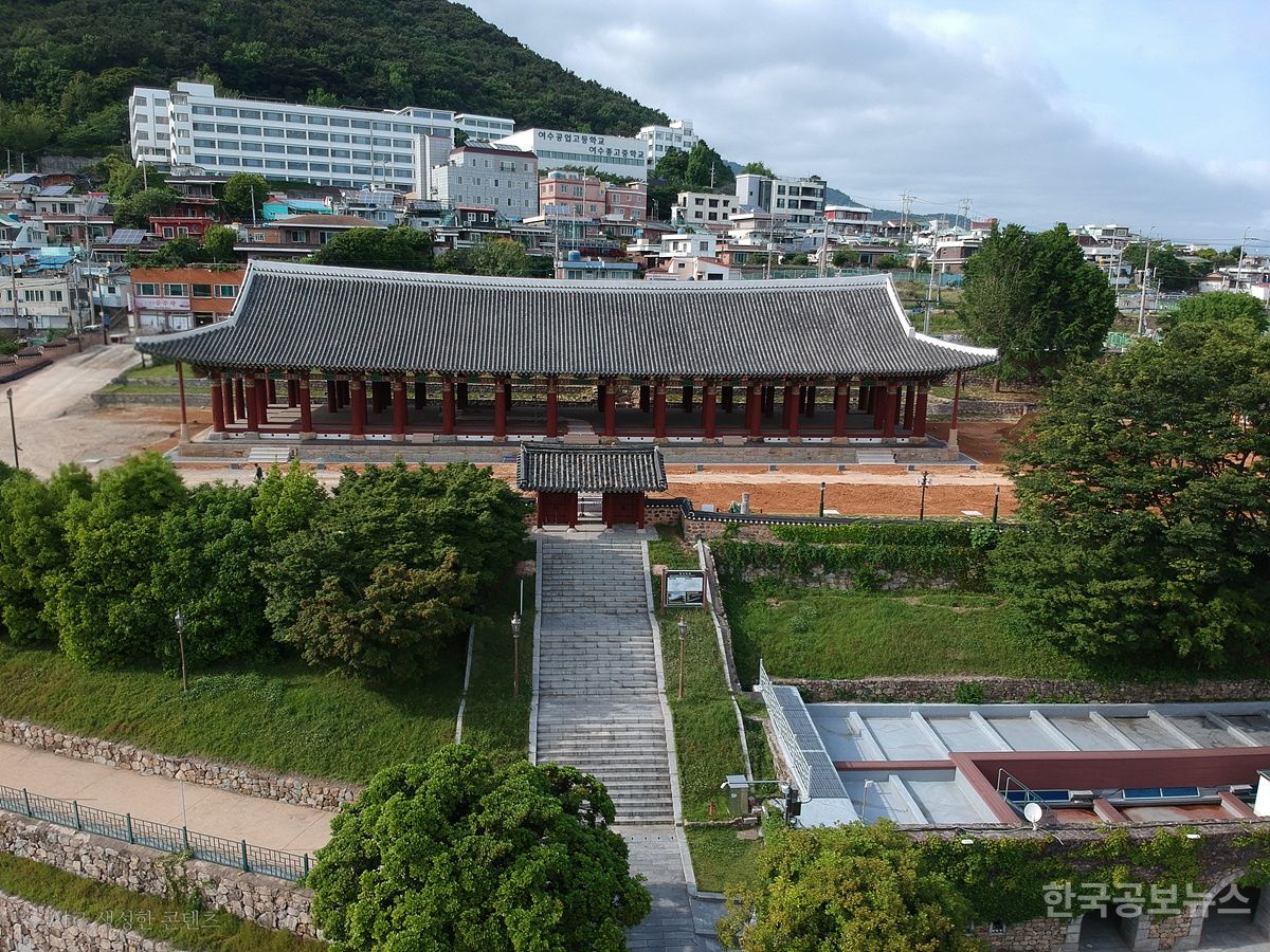 이순신 장군 숨결이 깃든 여수 진남관, 10년 보수 마치고 개방 기사 사진