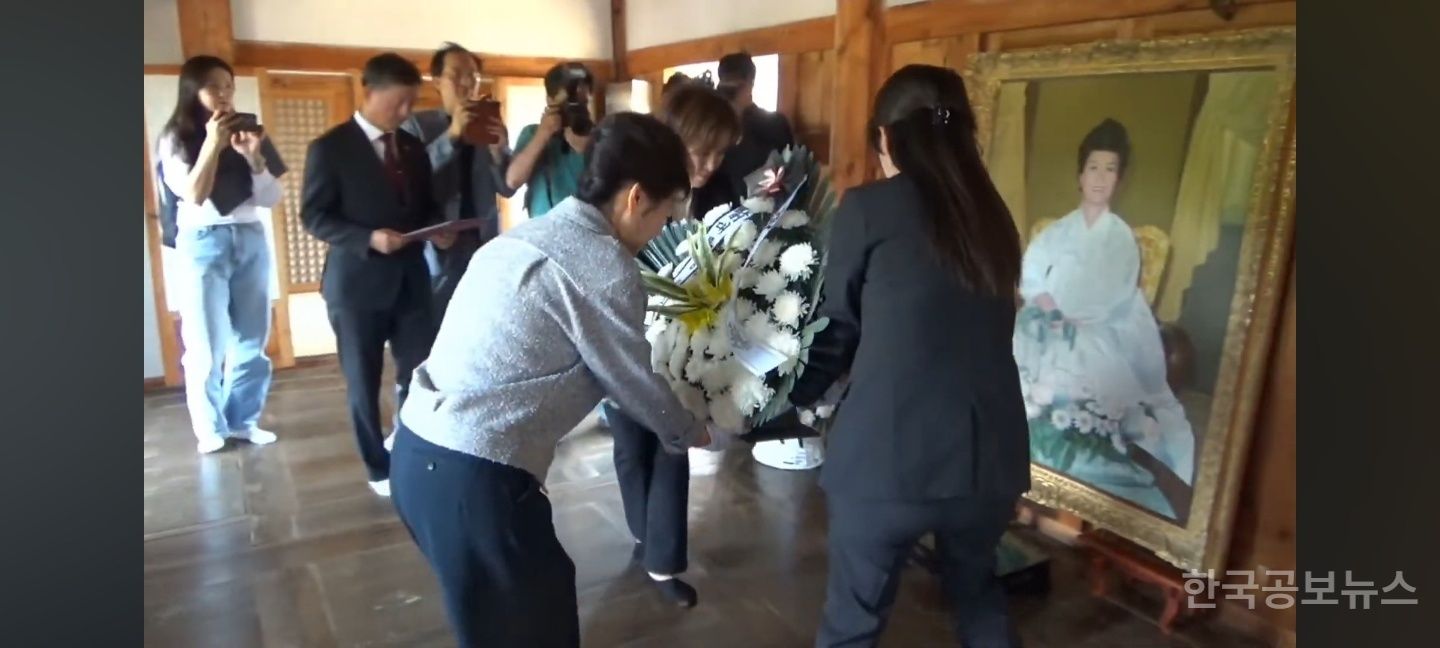 박근혜 전 대통령, 옥천 육영수 생가 방문…“보수 단합해 승리하길” 김문수 후보 사실상 지지 기사 사진