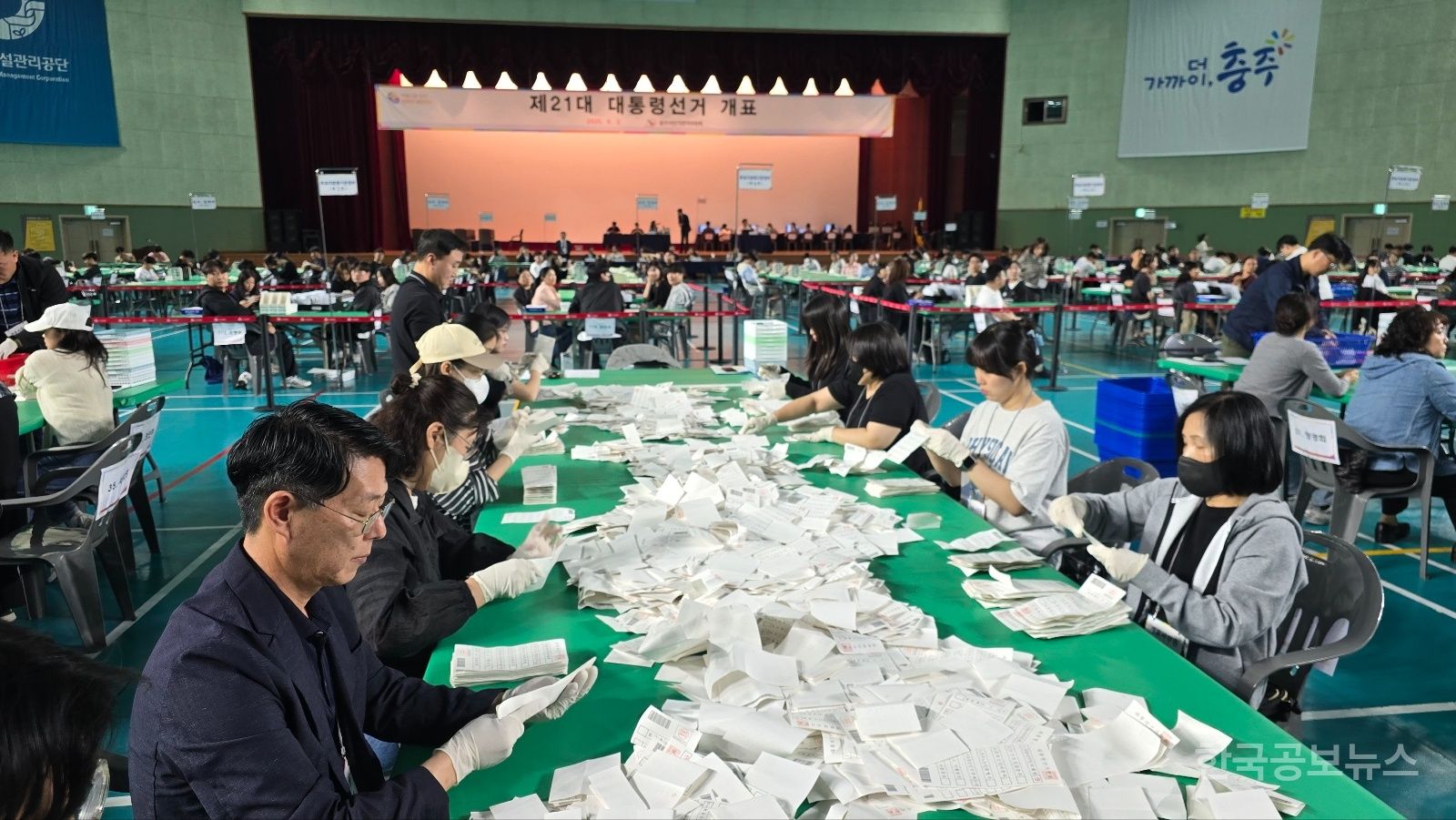 이재명 대통령 당선 유력...호암체육관에서 개표 중 기사 사진
