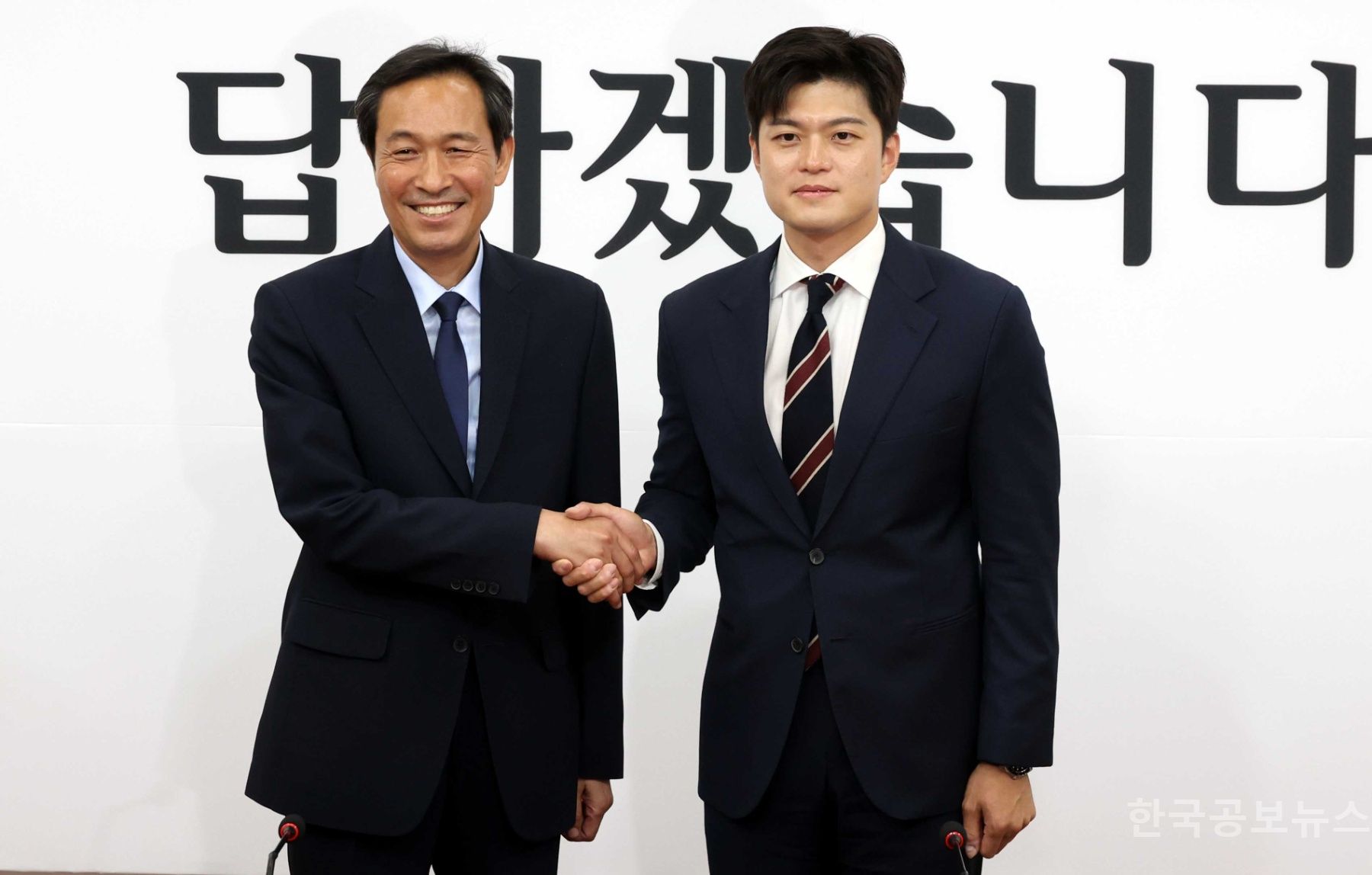 野 김용태 "법 위에 선 권력 오래 못 가"…우상호 "언제든 쓴소리해달라" 기사 사진