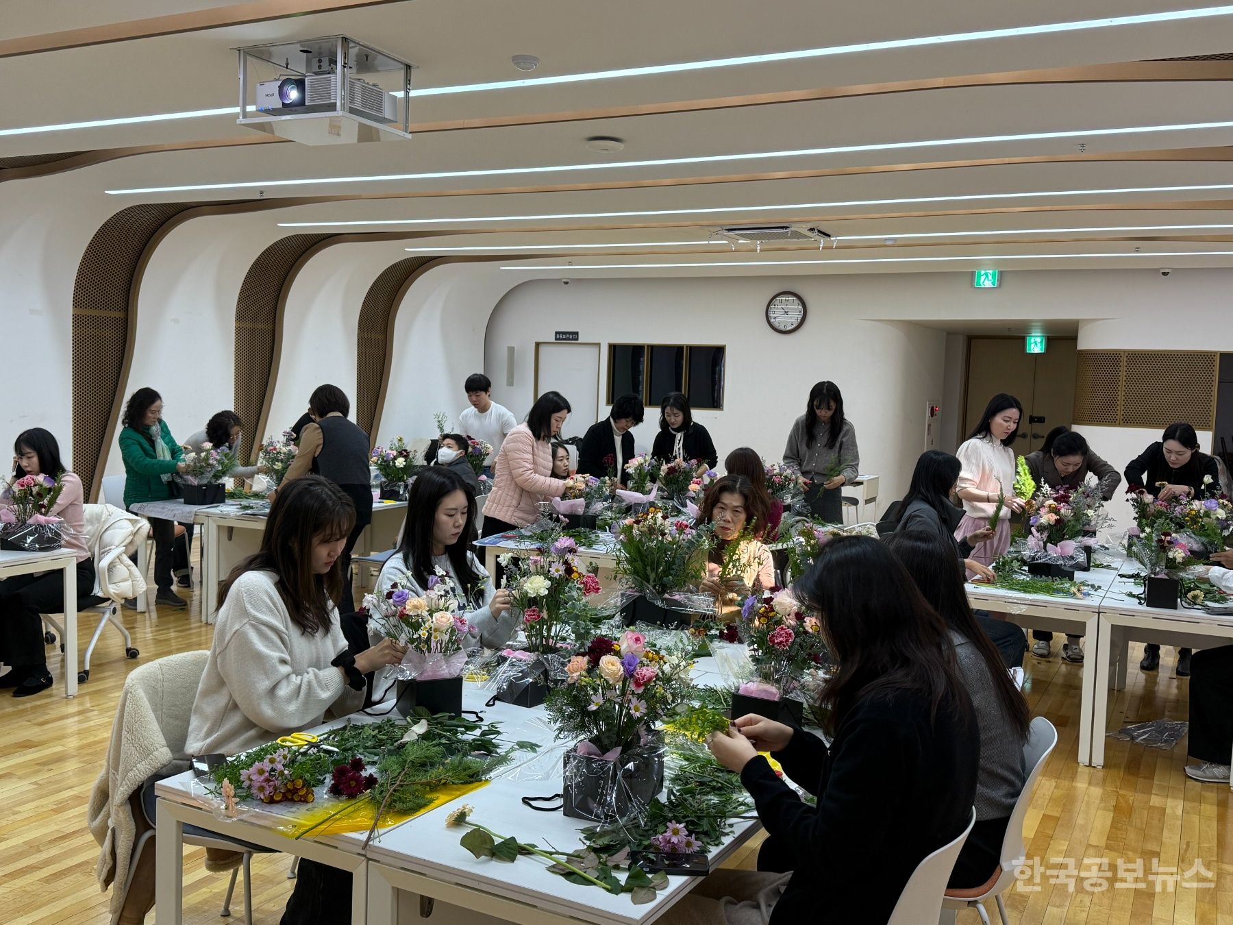 강남구, 공무원 직무 스트레스 AI로 관리...수도권 공공기관 최초 기사 사진