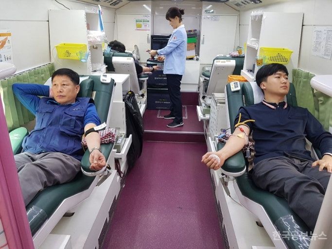 부산시, ‘2025년 헌혈자의 날’ 기념행사 개최...시·시의회·부산경찰청 직원, 시민 등 헌혈 기사 사진