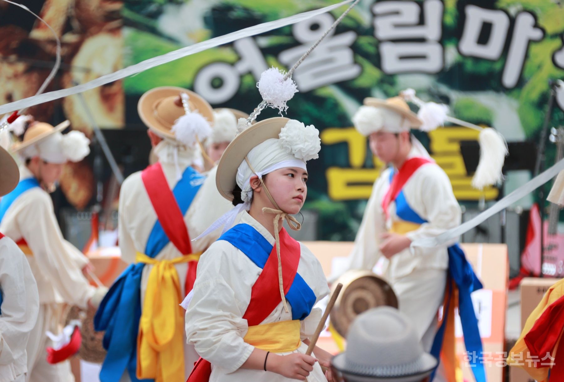 감자 쌓고 흥을 더하다… 감물감자축제 개막 기사 사진