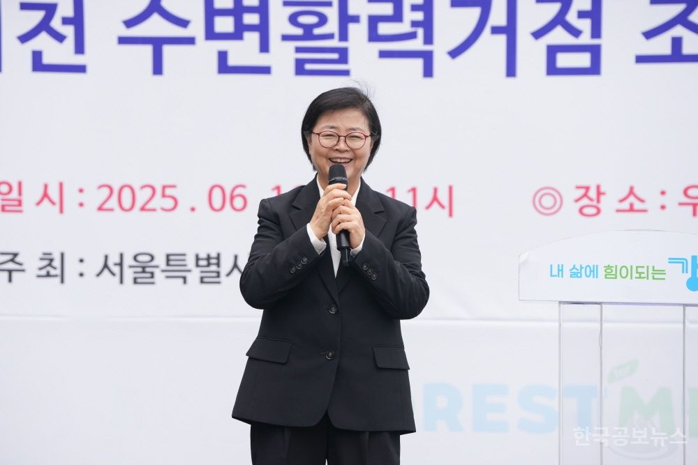북한산 품은 수변 명소 탄생… 강북구 ‘우이천 수변활력거점’ 개장 기사 사진