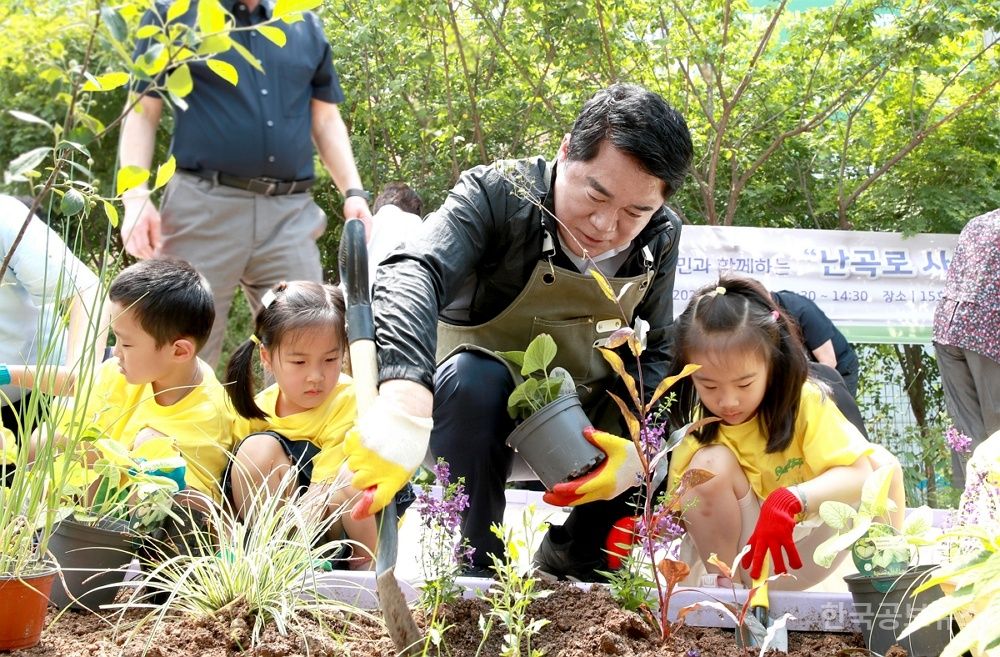 관악구, 자투리 공간을 힐링 스폿으로!주민과 함께 ‘난곡로 사계절 생생정원’ 완성 기사 사진